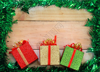 木板背景的礼品盒装饰圣诞快乐卡冬季假日主题新年快乐文本空图片