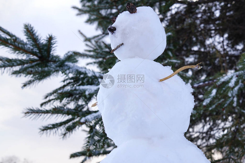 圣诞树背景下的雪人底观俄罗斯冬季图片