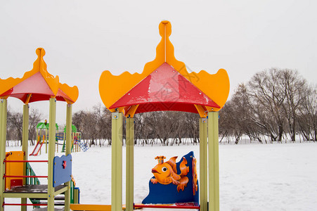 娱乐公园冬季雪地的多姿彩的游乐场图片