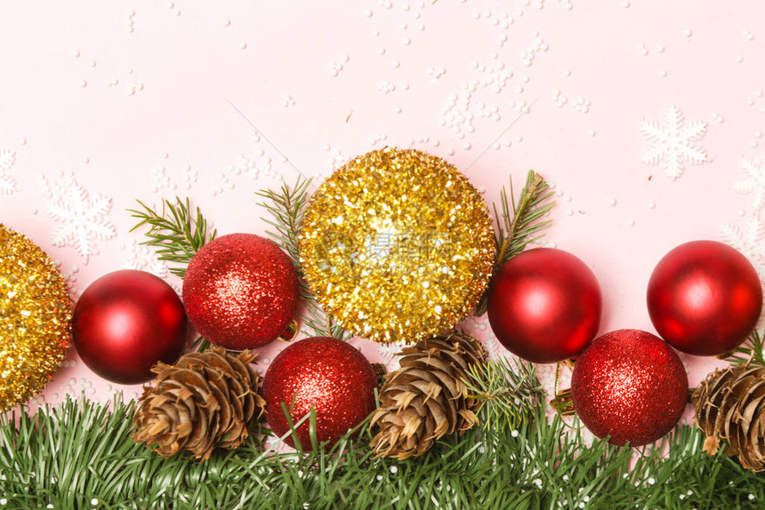 红色的圣诞闪亮球和白色粉背景的树枝圣图片