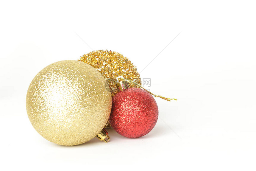 在白色背景上被孤立的和红色圣诞闪亮球图片