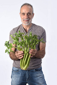 一个男人在白色背景上的芹菜的肖像图片