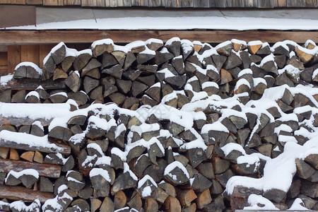 院子里的柴火堆积如柴火为雪图片