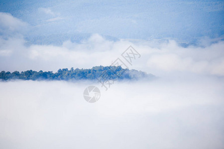 云中山岳雾中美丽的山地风景云图片