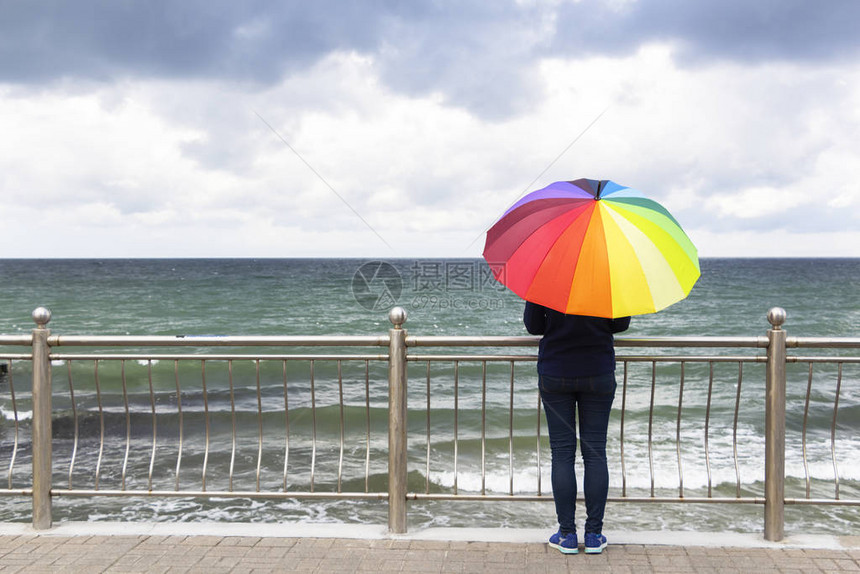 在大海或大海背景的雨中带着色彩多的图片