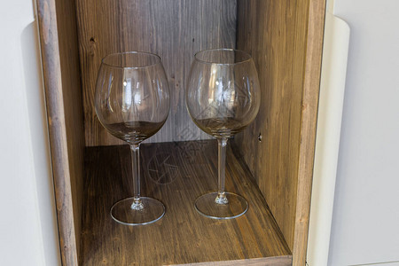 木架子上的玻璃酒杯图片