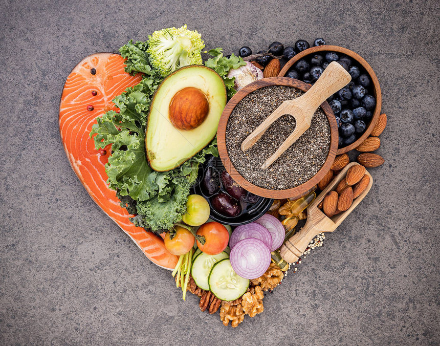 生酮低碳水化合物饮食概念的心形黑石背景下健康食品选择的成分不饱和脂肪的均衡健康成分对心图片