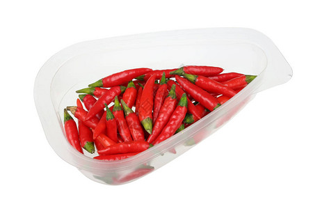 火热销售中日常食品透明塑料容器中的超辣红微椒豆荚与白色工作室宏背景