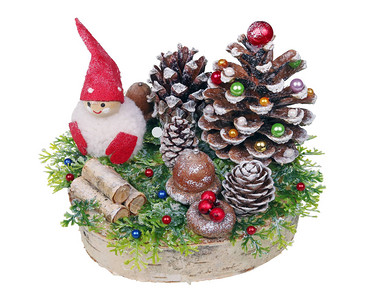 圣诞自制枞树和乡村风格的圣诞老人制作了松果红色浆果和白桦树桩在白色工图片
