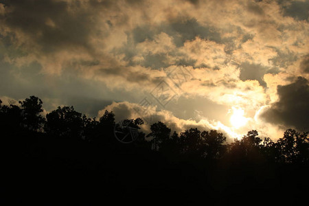 剪影山的日落景观与天空和云彩和太阳图片