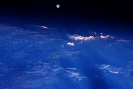 远在地球大气层之上的月球图片