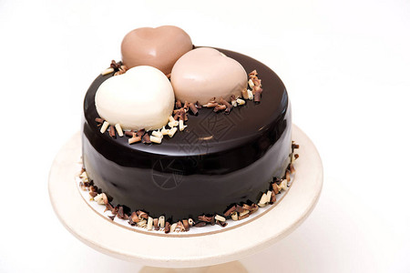 生日巧克力蛋糕放在桌子上图片