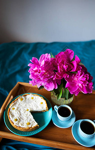 香草芝士蛋糕咖啡蓝杯玻璃花瓶图片