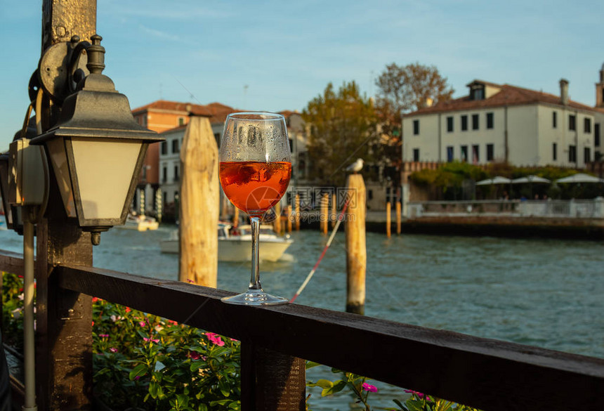 AperolSpritz鸡尾酒装在酒杯中图片