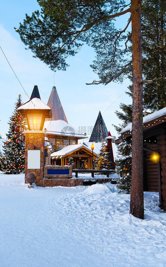 芬兰拉普兰罗瓦涅米的圣诞老人村圣诞节办公室房子冬天拉波尼亚和雪前往北极假日公园的Joulupukki新年用灯图片