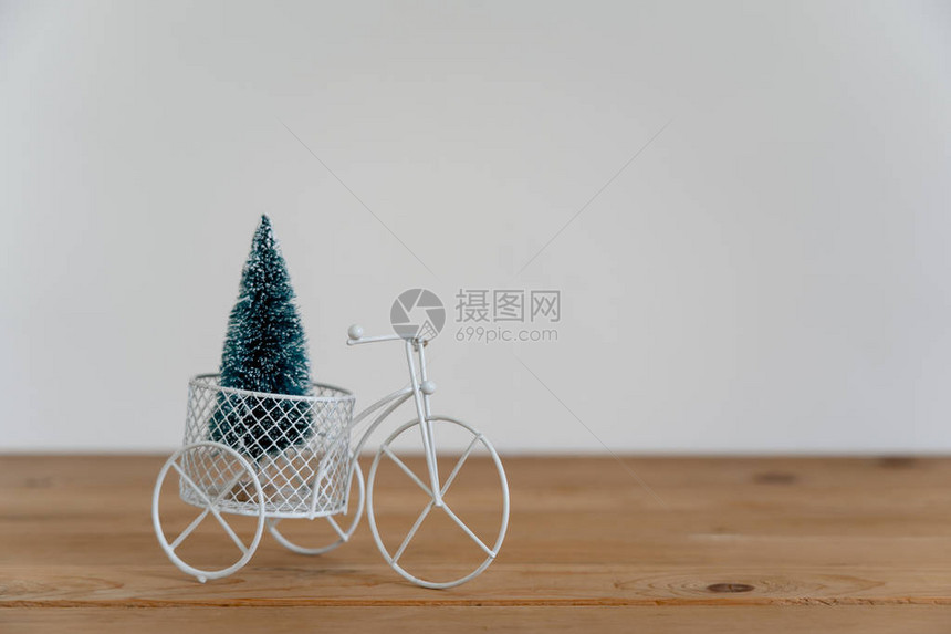 圣诞快乐装饰及新年首饰概念Bicycolle模型将fir树物转移到现代棕色和灰色石头背景的季用于图片