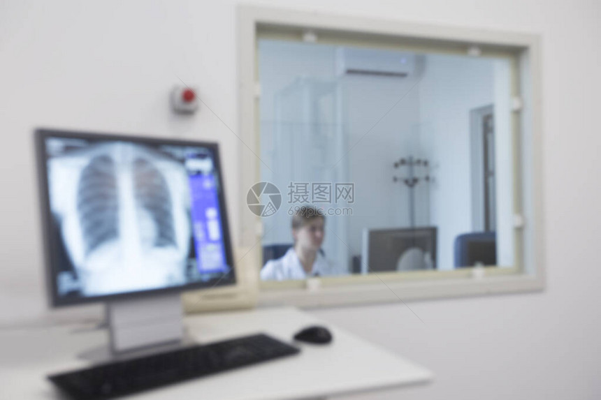 在现代实验室对人体胸部进行X光监视器和X光检查图片