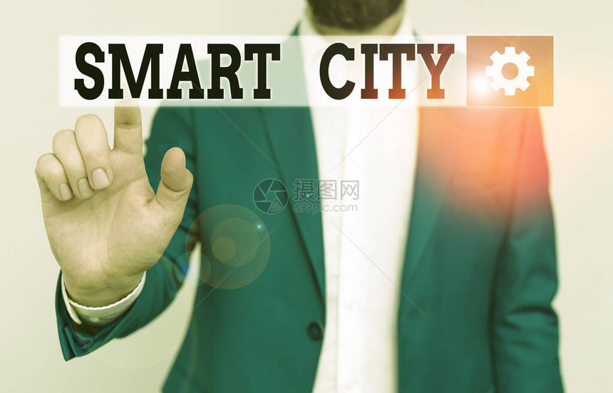 使用不同电子物联网的概念照片市区商人穿着蓝色套房和白衬衫图片