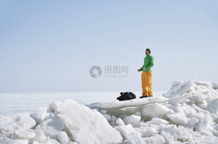 年轻成年男子与狗一起户外活动在冬季风图片