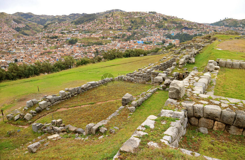 从秘鲁锡索地区Incas城堡古老的Sacsayhuaman遗骸中可以看到库斯科图片
