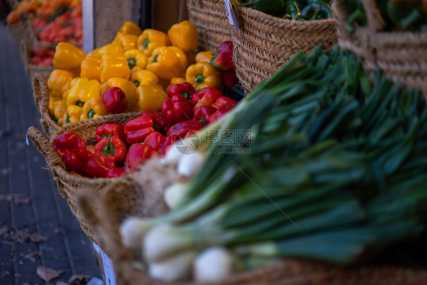 有各种有机蔬菜的市场摊位有机农产品新鲜图片