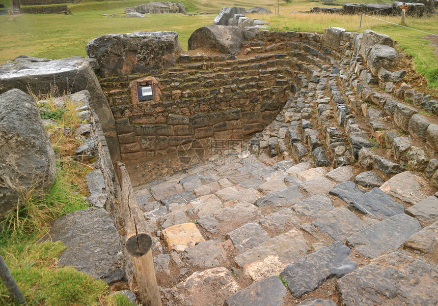 秘鲁库斯科Sacsayhuaman考古公园雨中图片