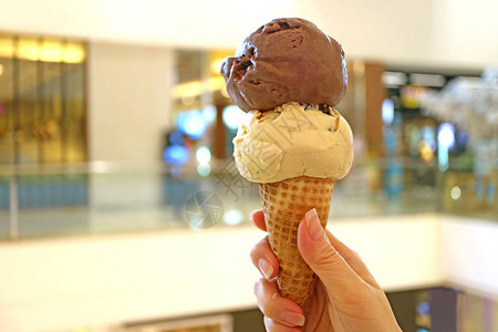 两勺花生酱和巧克力冰淇淋甜筒图片