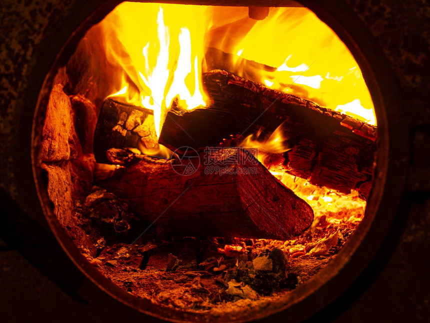 火箱中木头上的火焰背景图像图片
