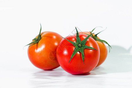 红番茄在白黑地上图片