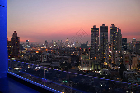 从屋顶露台对着夜空中的天空景色而美图片