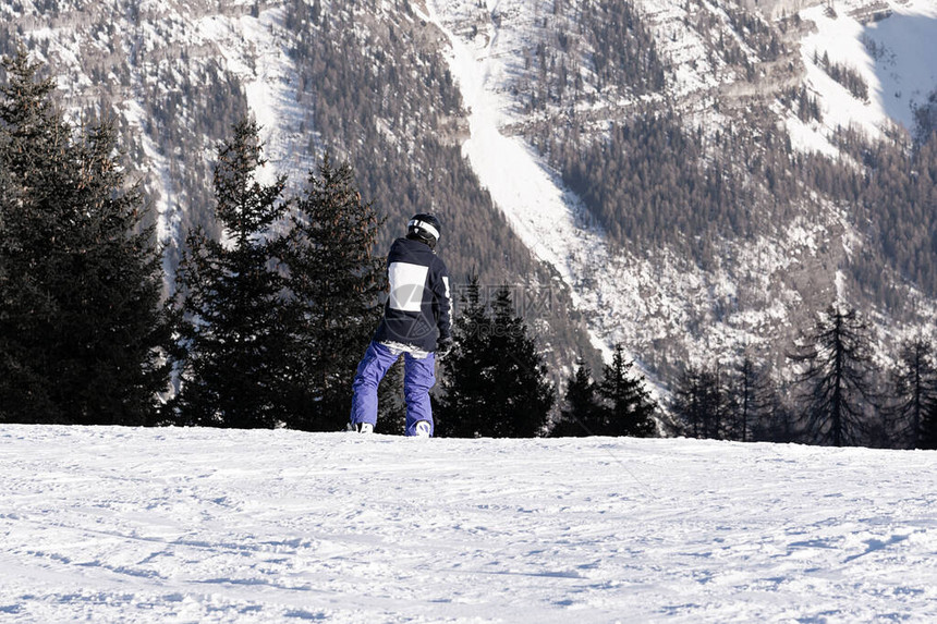 穿紫色裤子的滑雪者图片