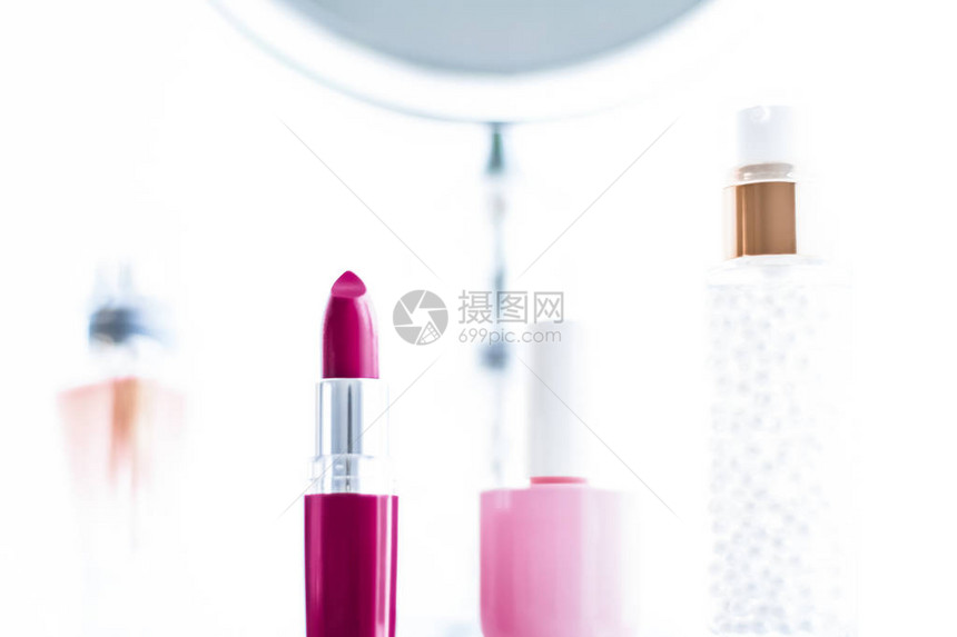 化妆品牌少女和魅力概念化妆品梳妆台上的化妆品口红粉底指甲油和眼影图片