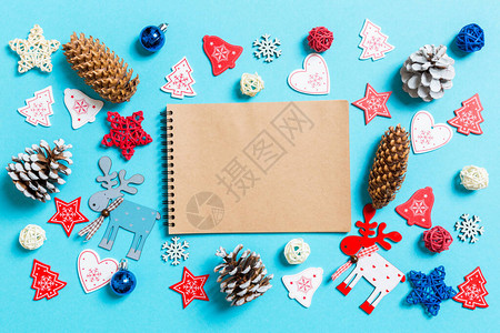 新年玩具和蓝底装饰的笔记本顶级视线圣诞时图片