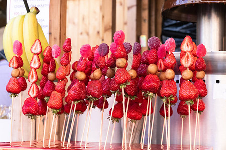 新鲜水果零食草莓糖衣串图片