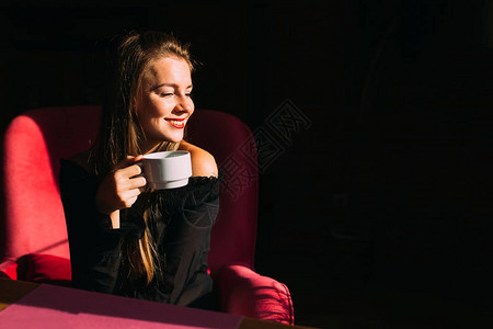 长发美女喝茶坐在咖啡厅里年轻女子闭上图片