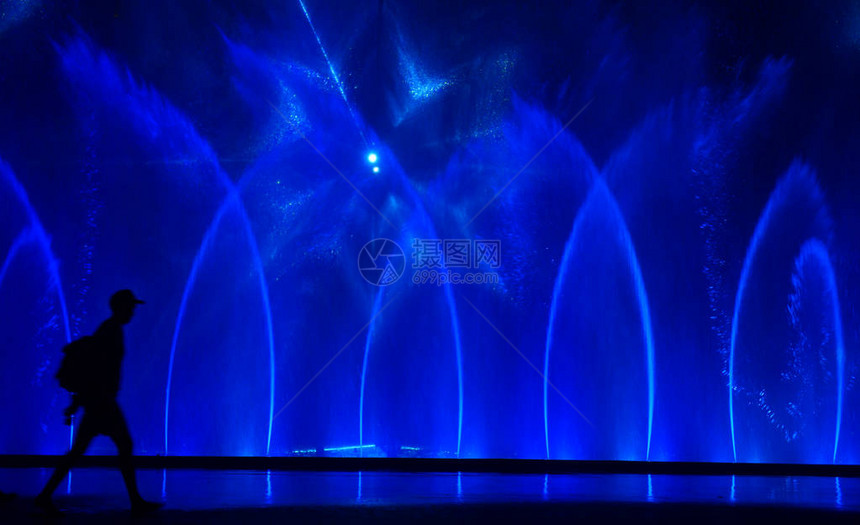 五颜六色的喷泉美丽的激光和喷泉表演夜间大型多色装饰舞蹈喷水LED灯光喷泉图片