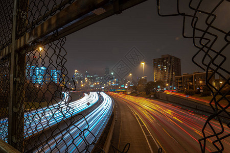 晚上通过高速公路或高速公路上方立交桥上的链节围栏护图片