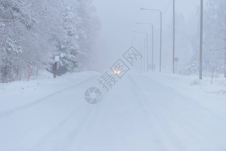 496号公路在芬兰Tuupovaara冬季被大雪和恶劣天气所覆盖图片