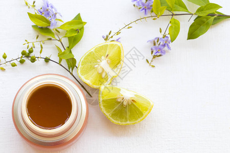 面粉芳香表面罩提取植物被蜂蜜柠檬对皮肤的保健在背景白图片