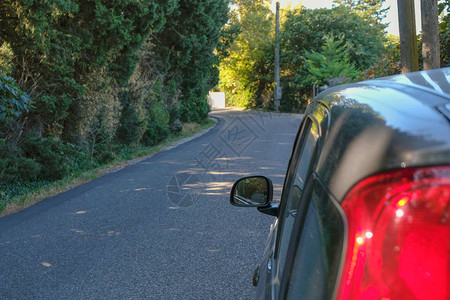 道路转弯处的汽车碎片交通安全图片