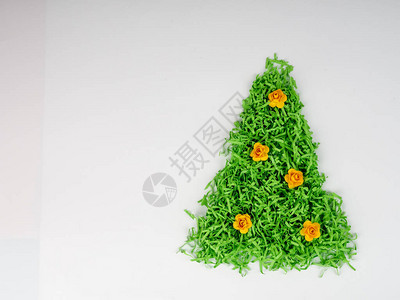 绿色圣诞树上有碎纸上的鲜花图片