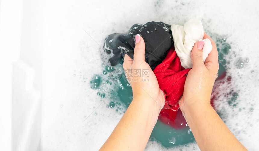 女洗手盆洗彩衣图片