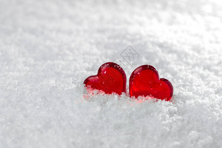 两颗红心就在冬天的白毛雪上爱的象征图片