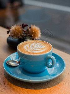 卡布奇诺咖啡杯木制背图片