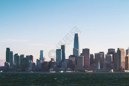 现代海滨旧金山城市天际线背景在白天图片