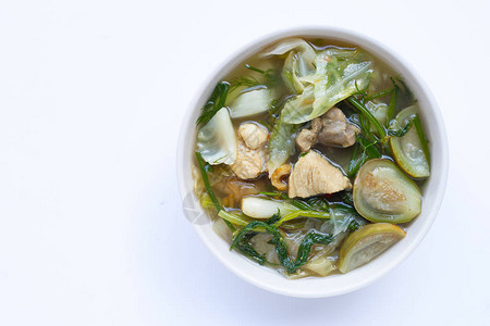 泰国东北辣汤混合蔬菜和鸡碗中的鸡肉图片