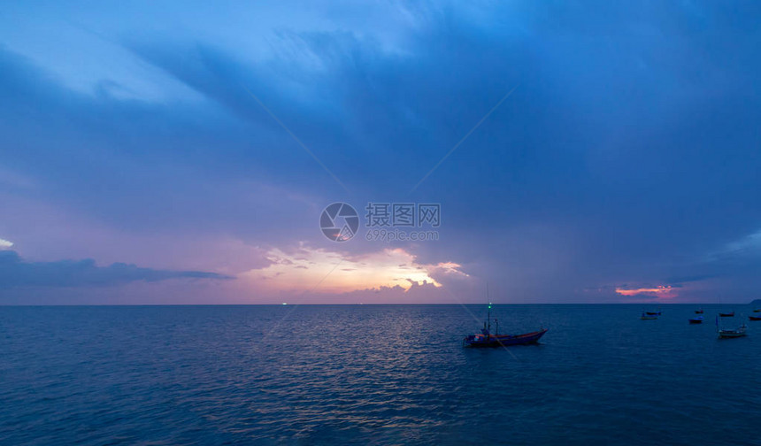 在泰国昌塔胡里省ChaoLao海滩的海和船上晒太阳图片