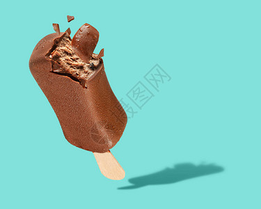 被咬的巧克力松露冰淇淋冰棒绿色图片