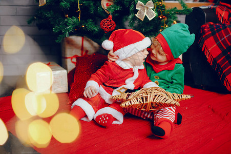 穿着圣诞服装的可爱小男孩在圣诞图片