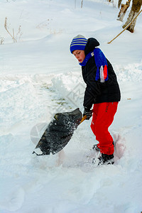 冬天的清洁雪男孩铲雪图片